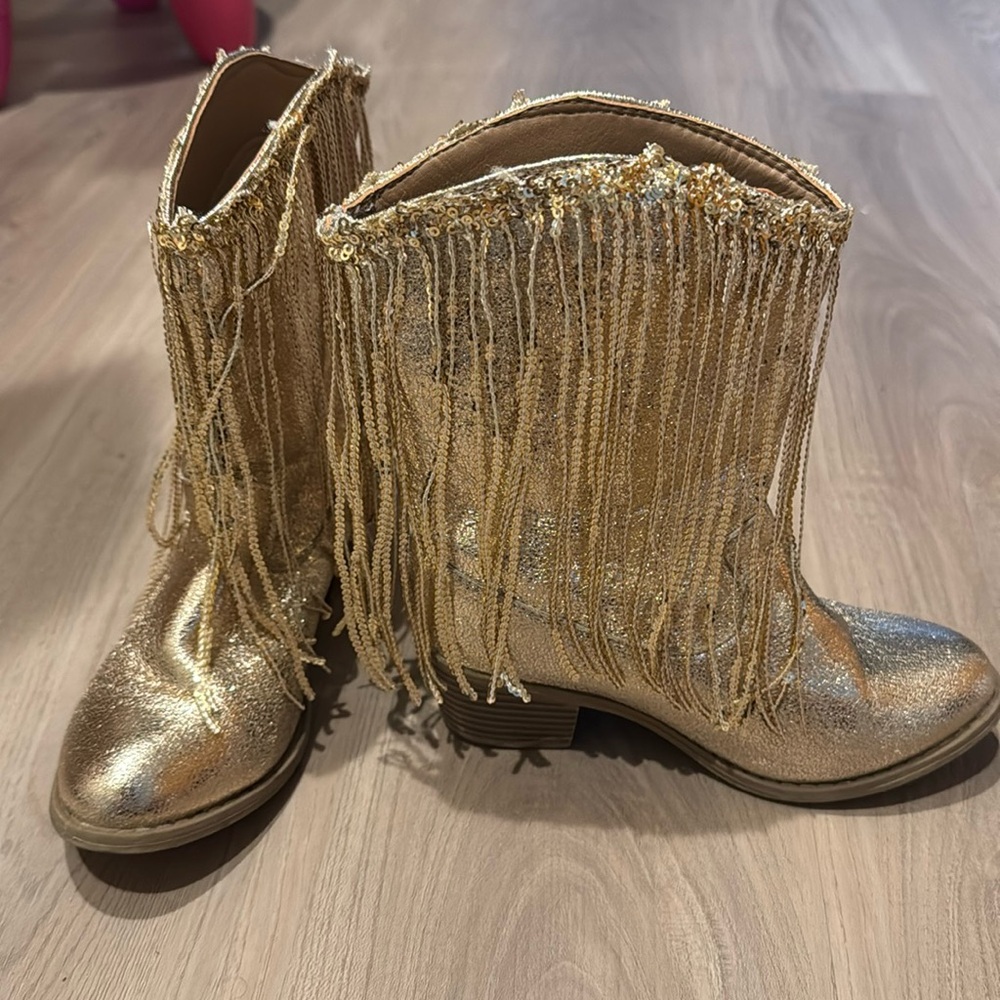Cowgirl boots in color gold.
